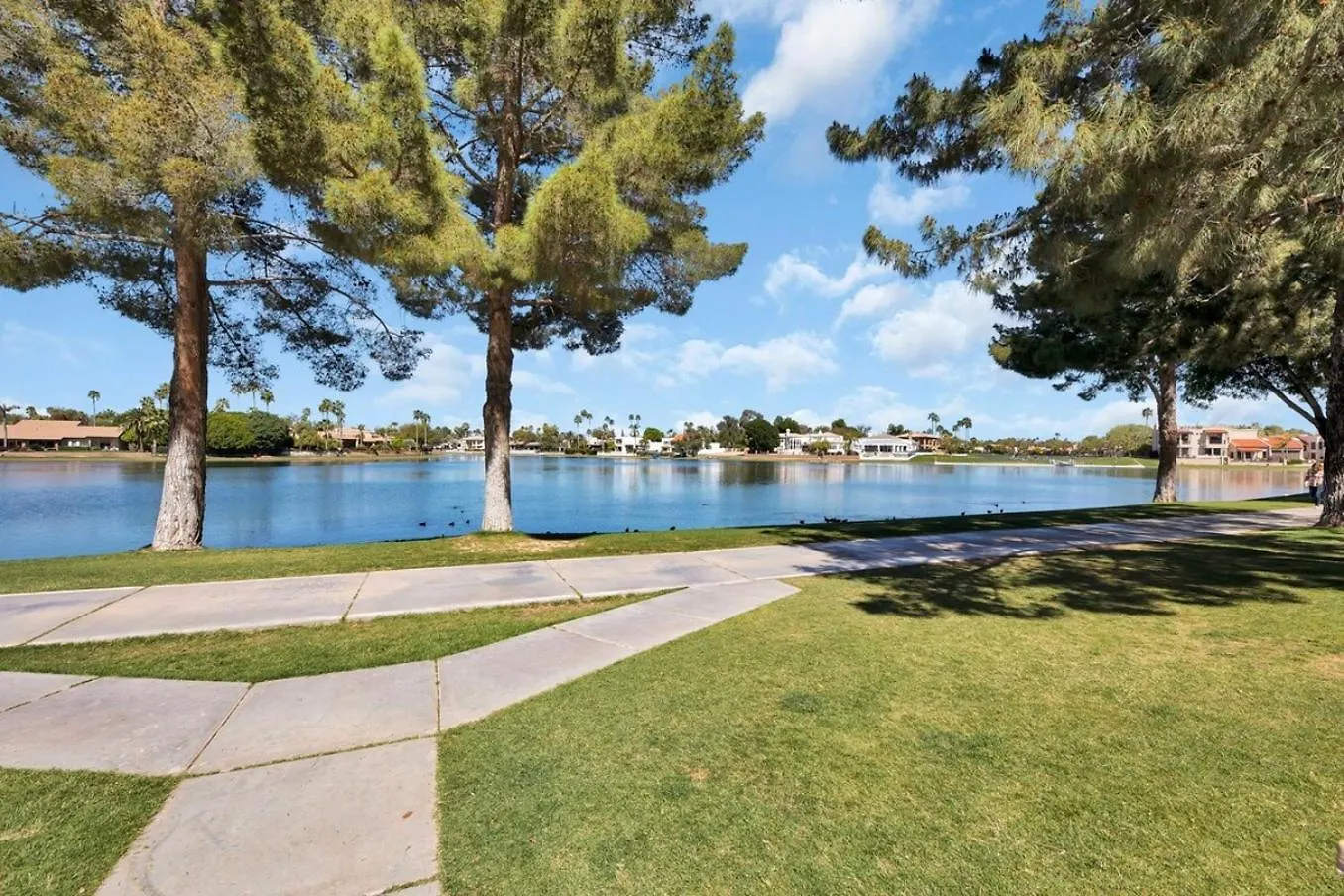 Vila Waterfront Views, Office, Main Floor, Walkable Scottsdale USA